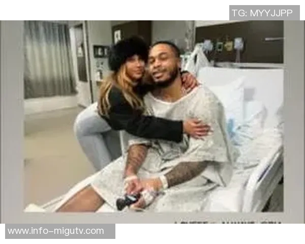 惠特摩尔身穿病号服与女友合照因血栓无限期缺阵与文班同款伤病相似